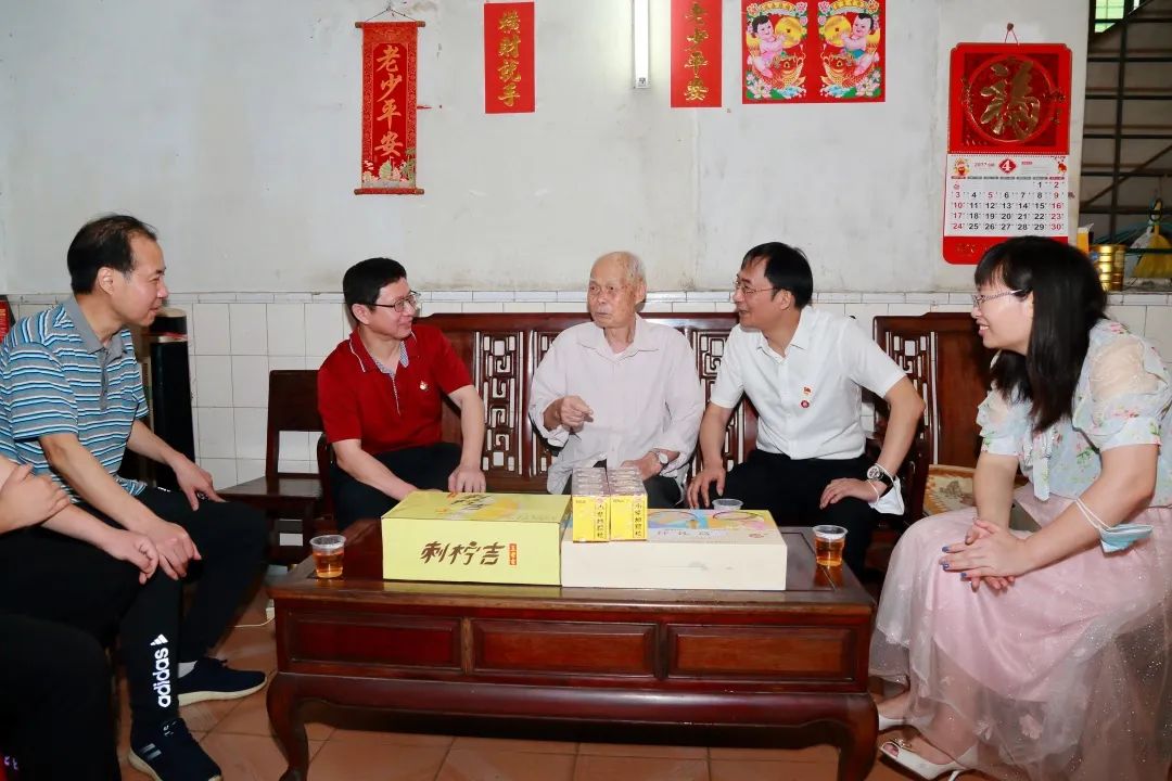 强国再起有我 传承劳模精神——白云山永利集团公司向导“五一”前夕走访慰问劳动模范和下层一线员工